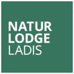 Grünes quadratisches Logo mit weißem Text, der lautet: „NATUR LODGE LADIS.