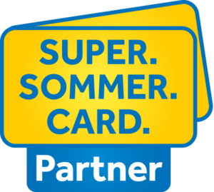 Gelb-blaues Logo mit dem Text „SUPER. SOMMER. CARD.“ oben, als Symbol für den ultimativen Sommerurlaub in Serfaus-Fiss-Ladis, und „Partner“ unten in einem blauen Rechteck.