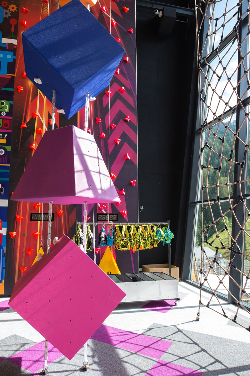 Bunte Kletterwürfel und ein Seilnetz-Sommerurlaub in Serfaus-Fiss-Ladis Abenteuer erwartet.