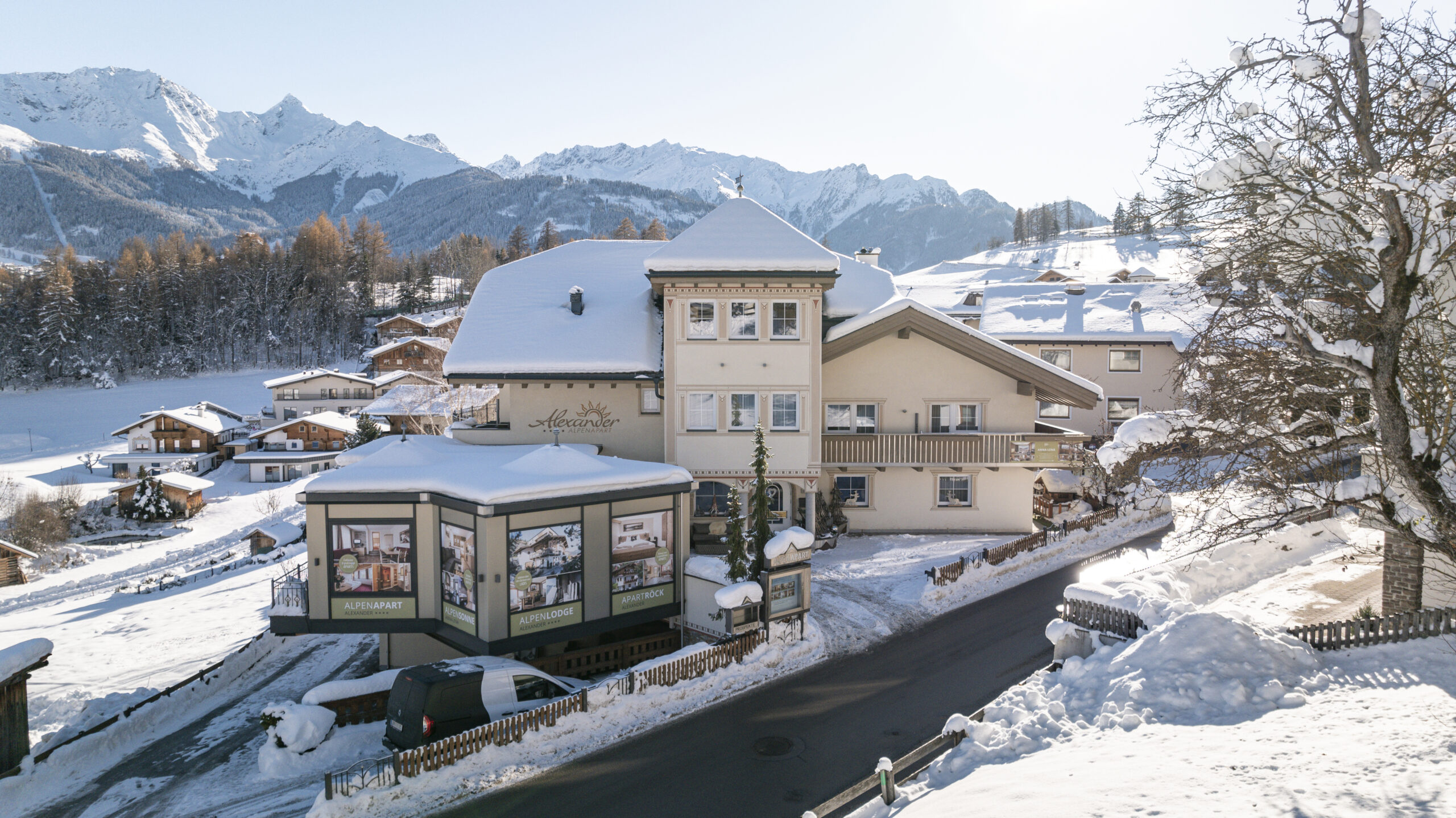 Verschneite Almhütte in Serfaus-Fiss-Ladis, ideal für einen entspannten Familienurlaub.
